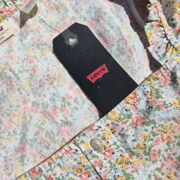 Levi's Spring Blouse - Picture 2 of 3